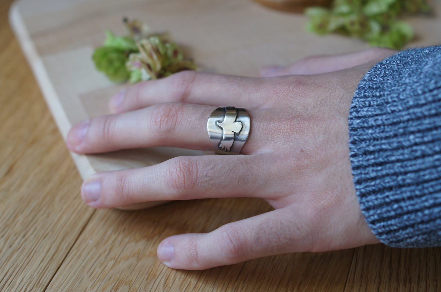 Anillo con águila de plata de primera ley para amantes de la naturaleza.